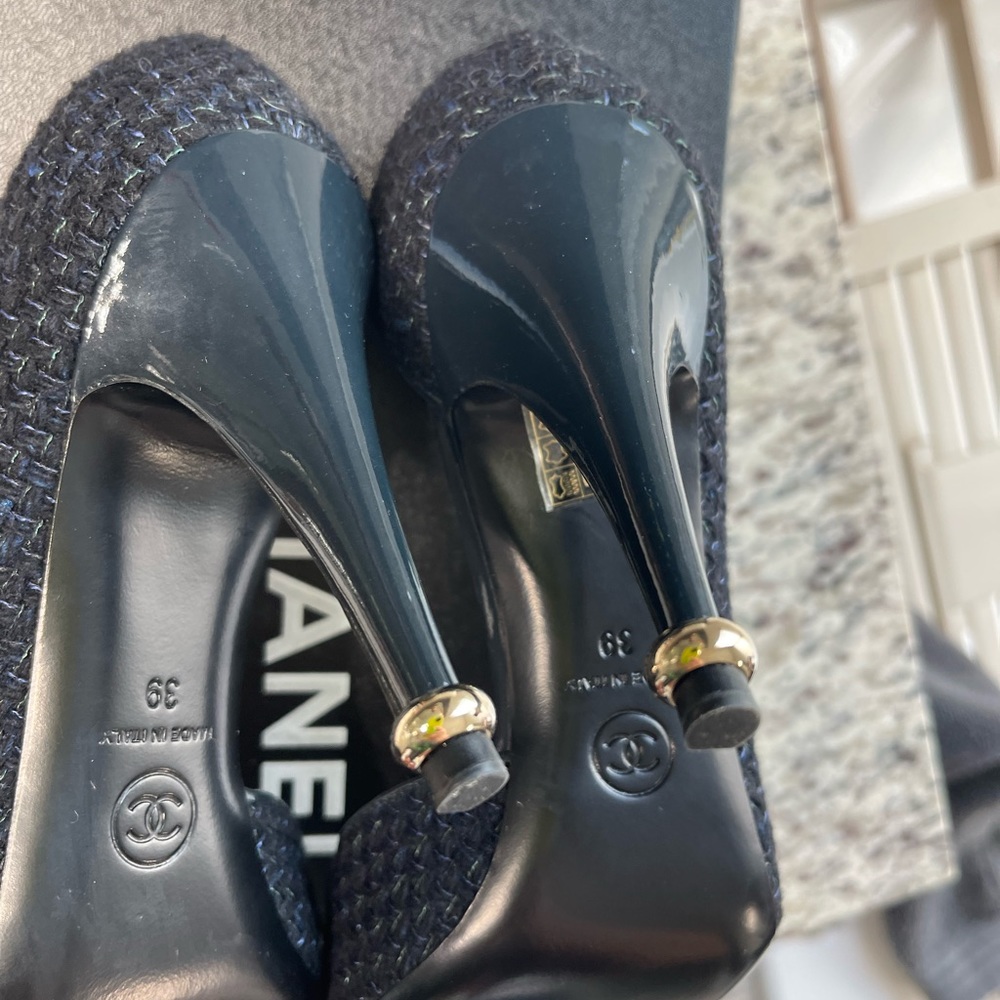 Chanel Tweed Heels. Navy blue.  Classy - Picture 9 of 10